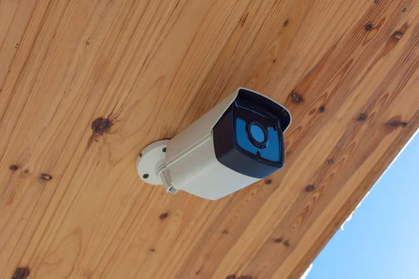 Modern Outdoor CCTV Camera on a Ceiling. Concept of Surveillance and Monitoring. Surveillance camera Anti-theft System Concept. — Stock Photo, Image