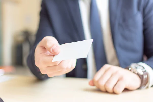 Business Card Mock-Up - Empresário Segurando um cartão em branco para clientes. Modelo de cartão de visita . — Fotografia de Stock