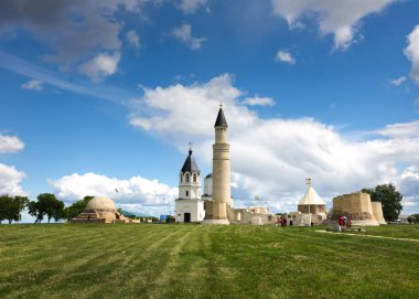 Hıristiyan Kilisesi ve Minare Camii Bolgar City, Rusya Federasyonu.