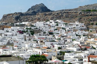 Lindos eski beyaz şehir Rodos Yunanistan görüntülemek.