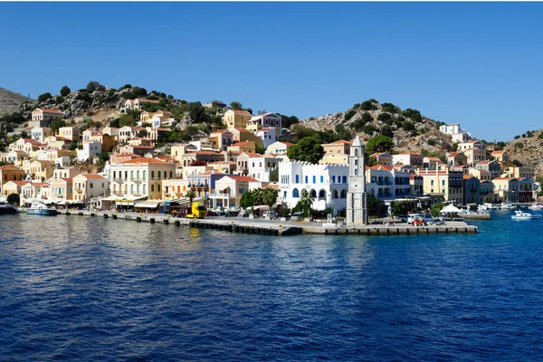 Wyświetl Charakterystyczne Budynki Greckie Wyspy Simi Grecja — Zdjęcie stockowe