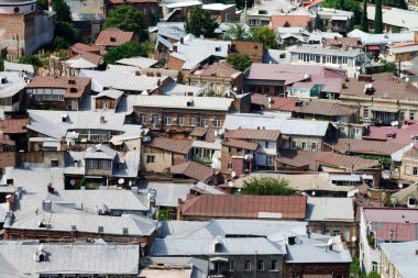 Tiflis, Gürcistan'daki tarihi kentin çatıları görünümünü.