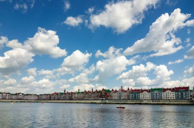Nehir Kokshaga ve dolgu Bruges oteli Yoshkar-Ola, Rusya Federasyonu.