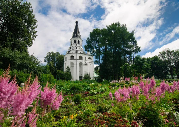 Κήπος της Μονής, στο μέτωπο Raspyatskaya εκκλησία-καμπαναριό Alexandrovskaya Σλόμποντα. — Φωτογραφία Αρχείου