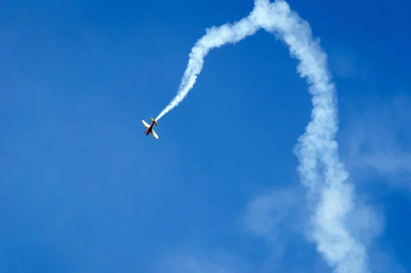 Avião Esportivo Realiza Figuras Aeróbicas Céu Show Aéreo Kazan Agosto — Fotografia de Stock