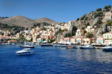 Görünüm Körfezi ve limanda Simi Adası, Yunanistan.