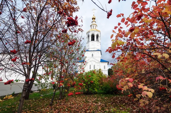 Bahçe ve kapı zili Zilantov ile Archangel Michael kilise kule kutsal Dormition Manastırı, Kazan, Rusya Federasyonu.