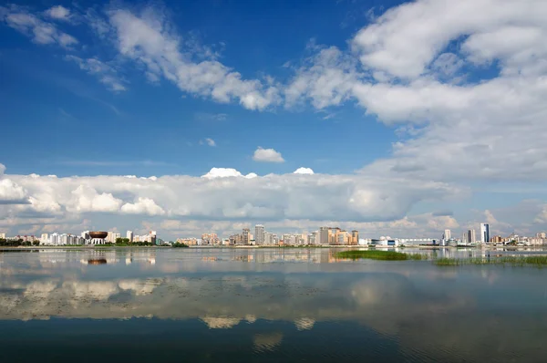 Kazanka Nehri ve onun sağ yakasında, Kazan, Rusya mimarisi.