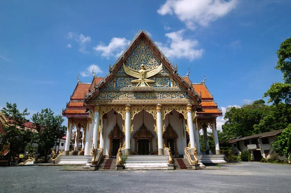 Hlavní budova buddhistický chrám Wat Wichit Songkram. — Stock fotografie