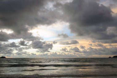 Phuket Patong Beach güzel gün batımı.