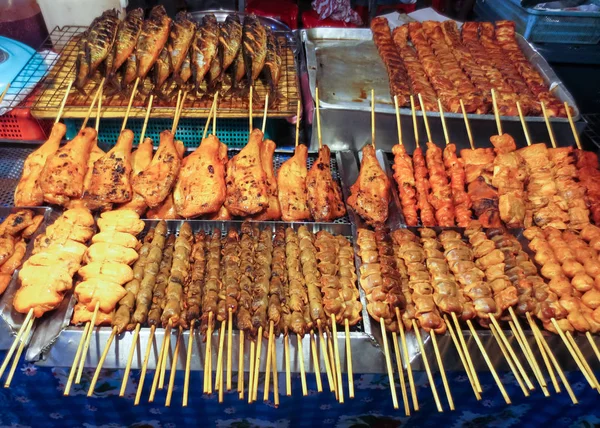 Comida callejera tailandesa en Patong mercado nocturno, Tailandia . — Foto de Stock