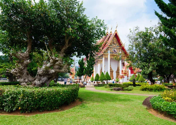 ワット シャロン寺院 プーケット タイのピクチャレスク庭園エリア — ストック写真