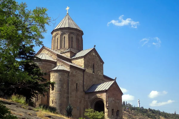 Metekhi templom az egyik leghíresebb nevezetessége a Tbiliszi. — Stock Fotó