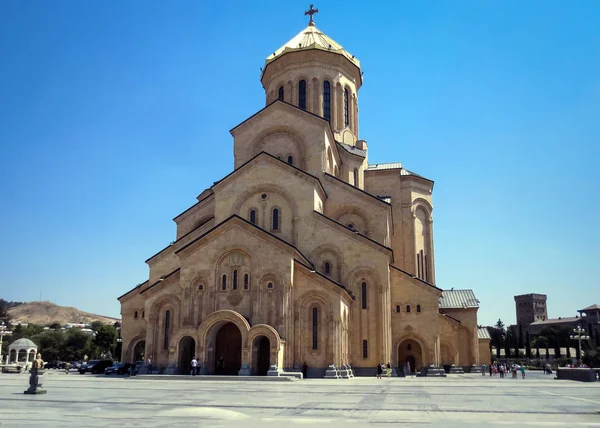 Tsminda Sameba é a principal Catedral Ortodoxa Georgiana . — Fotografia de Stock