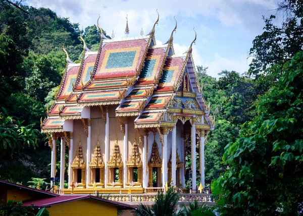 Hlavní budova z Wat Khao Rang chrámového komplexu v městě Phuket. — Stock fotografie