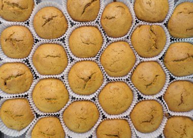 Taze pişmiş lezzetli mini kekler, üstten görünüm, arka plan