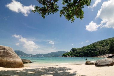 Kum ve kaya Patong, Phuket, Tayland Körfezi kıyı şeridi.