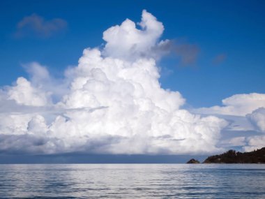 Andaman Denizi, Tayland üzerinden Grand dev bir bulut.