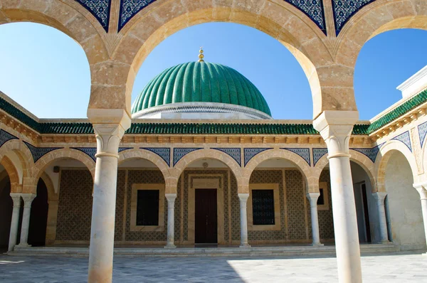 Le mausolée Habib Bourguiba est un beau bâtiment, stylisé comme une mosquée . — Photo