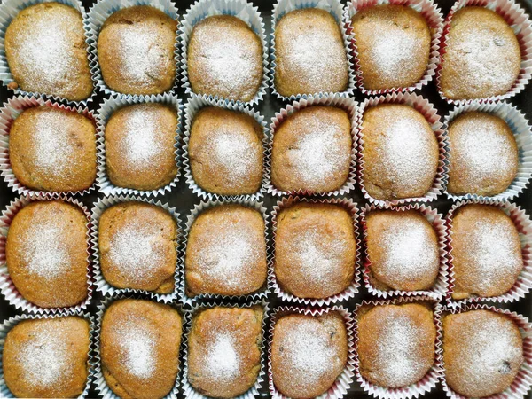 Muffiner med tørket frukt og sukker i pulverform . – stockfoto