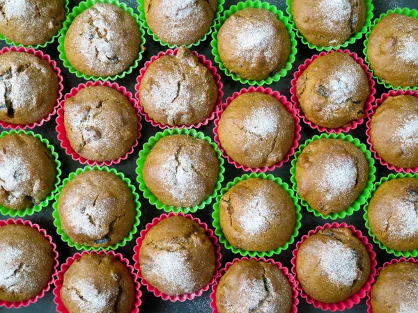 Vue du dessus des muffins des formes en soie . — Photo