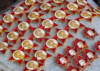 Octobrist rozet ve rozet öncü - her zaman hazır.