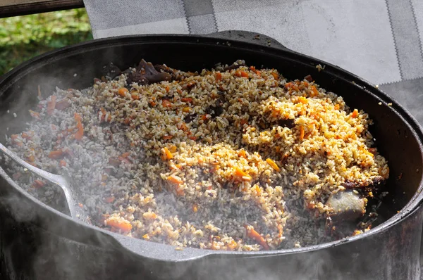 在集市上, 乌兹别克皮拉夫是在大锅里煮的. — 图库照片