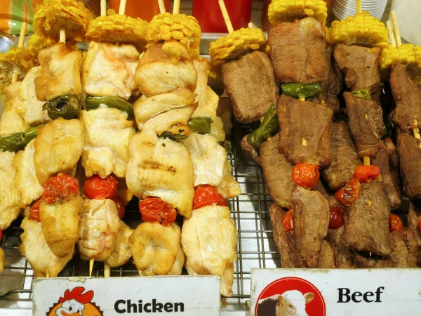 Carne de res y pollo en pinchos para asar en el mostrador . — Foto de Stock