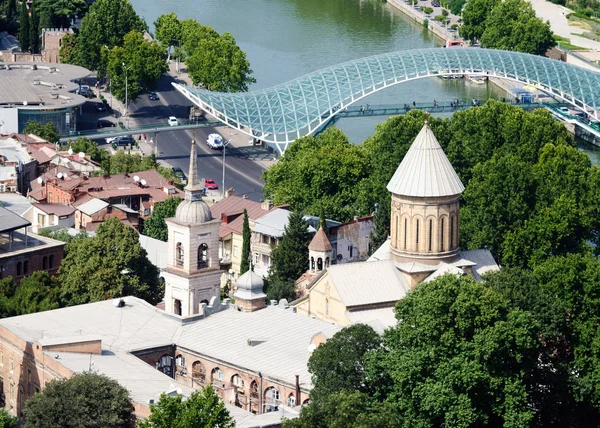 Sioni-kathedraal staat aan de oever van de rivier Kura. — Stockfoto