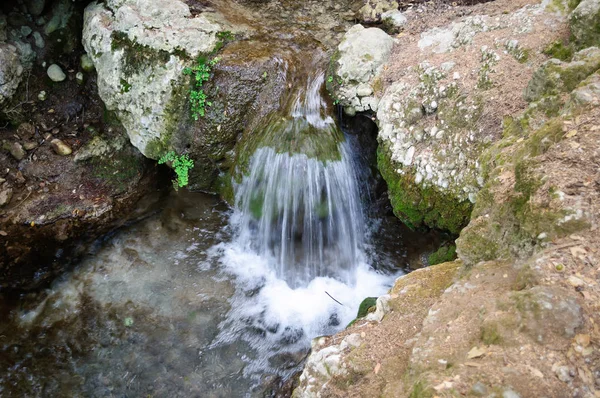 Malý vodopád na horských potoce ostrova Rhodos. — Stock fotografie