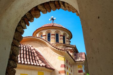 St. Nectarios Kilisesi kemeri ile görünüm, Yunanistan.