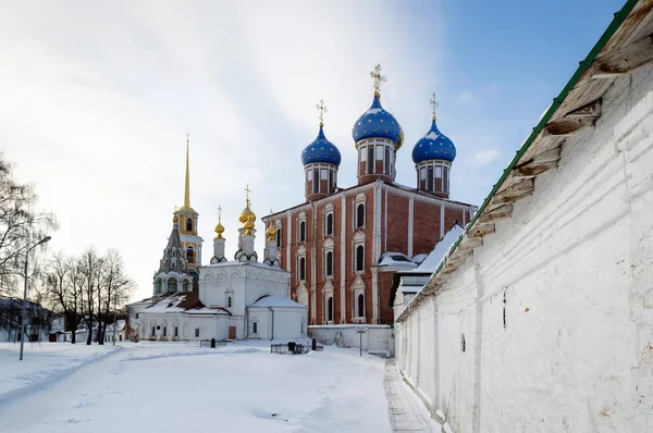 Kerk van de epiphany en de hemelvaartsdom van het Kremlin van Ryazan. — Stockfoto