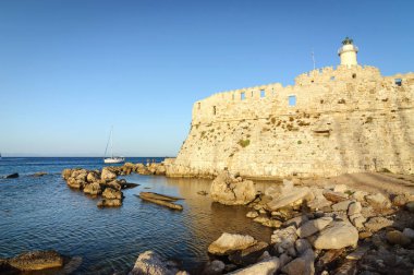 Mandraki limanında Fort St Nicholas ve deniz feneri.