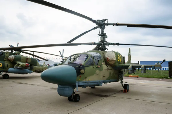 Vojenský vrtulník na parkovišti letecké show, Zhukovskij. — Stock fotografie
