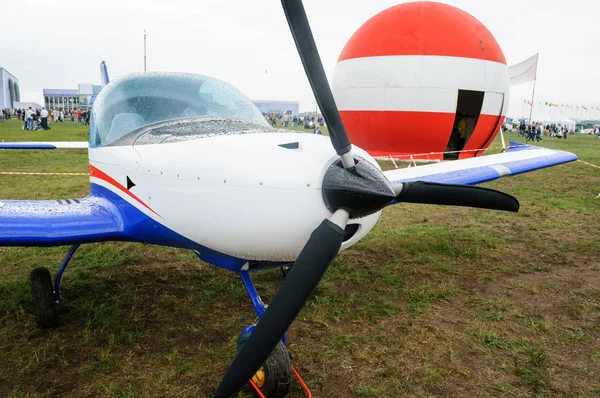 Sportvliegtuigen op de parkeerplaats van de luchtshow, Zhukovsky. — Stockfoto