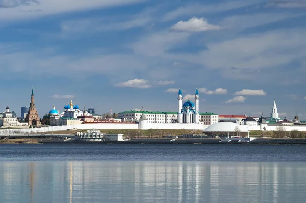 Het witte stenen Kremlin is het oudste deel van Kazan. — Stockfoto