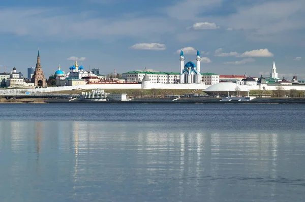 Vue du Kremlin Kazan depuis la rivière Kazanka, République du Tatarstan . — Photo