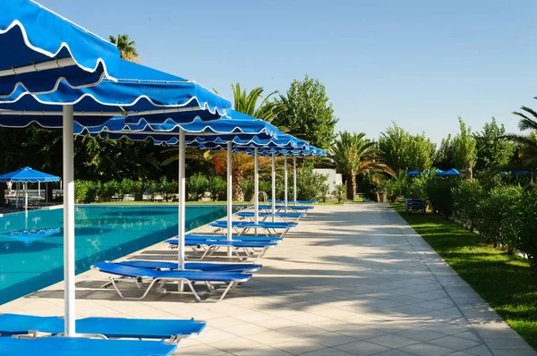 Голубой бассейн в роскошном отеле, Греция — стоковое фото