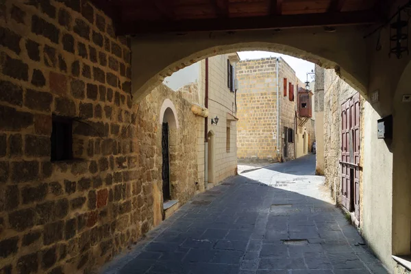 Vista en arco de una calle con arquitectura tradicional del casco antiguo de Rodas . — Foto de Stock