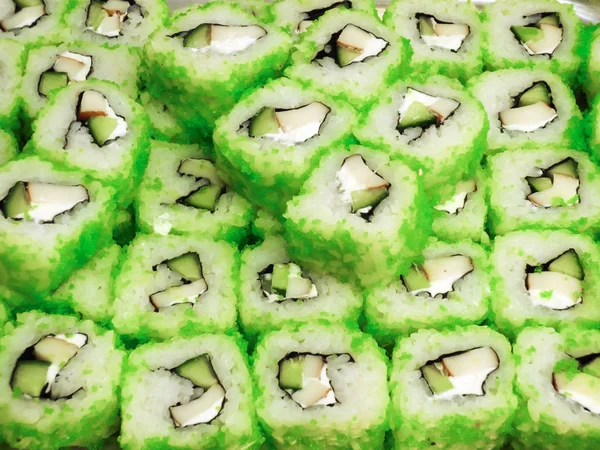 Rolki sushi z wędzonymi rybami, avacado i kawior. — Zdjęcie stockowe