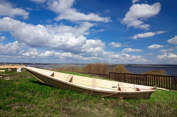 New wooden boat on the bank of the Sviyaga river. — Stock Photo, Image