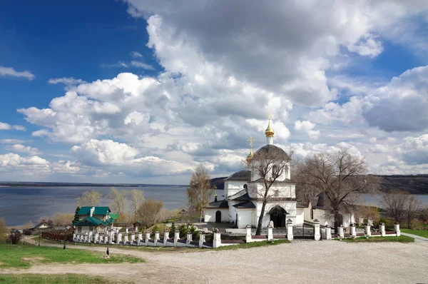 Kościół Świętych Konstantyna i Helena na wyspie Światyazhsk. — Zdjęcie stockowe