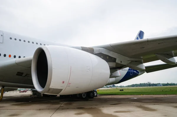 Krachtige turbojet motor van moderne passagiersvliegtuigen, Rusland. — Stockfoto