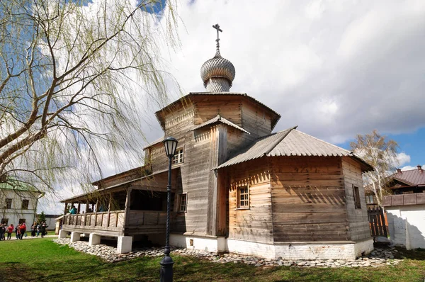 Деревянная Троицкая церковь - старейшее здание в Свияжске . — стоковое фото