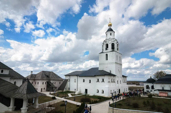 Белая каменная колокольня предполагаемого монастыря, Россия . — стоковое фото