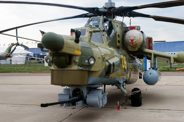 Moderne militaire helikopter op de parkeerplaats, Rusland. — Stockfoto