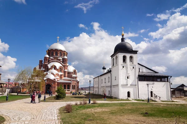 Sviyazhsk adasında St John Baptist manastır.