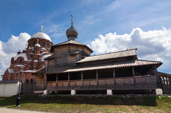 Троицкий храм и храм Пресвятой Богородицы Радости, Свияжск, Россия . — стоковое фото