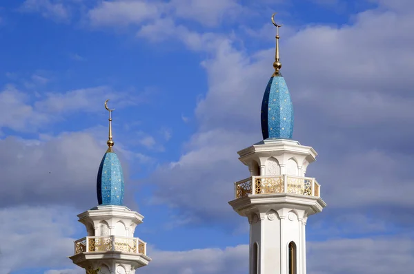 Deux minarets de la mosquée contre le ciel, République du Tatarstan . — Photo
