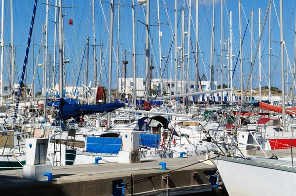 Veel jachten in de haven aan de pier, Monastir. — Stockfoto